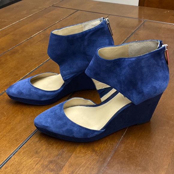 BCBG suede blue wedges size 7.5 - Picture 3 of 9